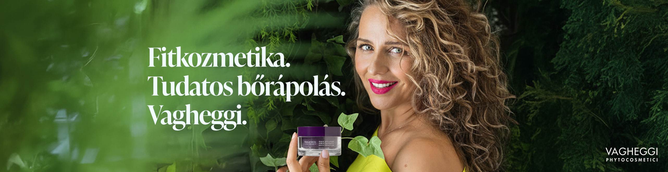 Sötét lila háttéren Pokorny Lia látható az új efficacy booster, intenzív arcápoló kit és aranyszínű csomagolásban található arcápoló Vagheggi 75.25 olajjal.